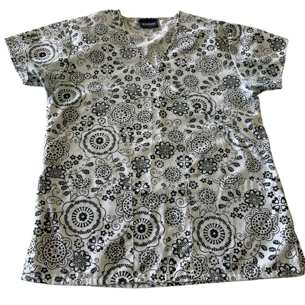 absolute scrub top Sm. geometric pattern black white short sleeves V-neck
